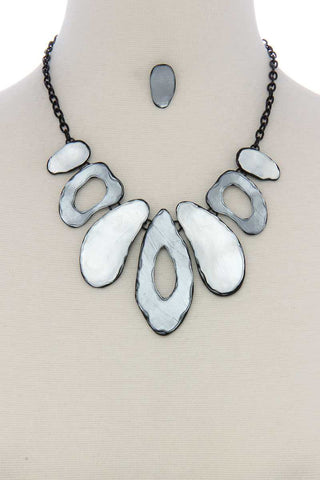 Organic shape short necklace