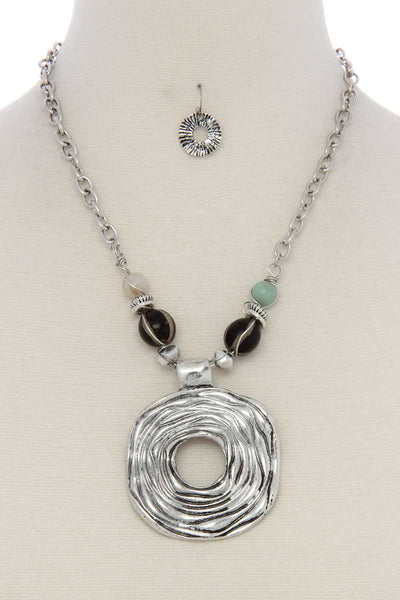 Cutout circle beaded short necklace