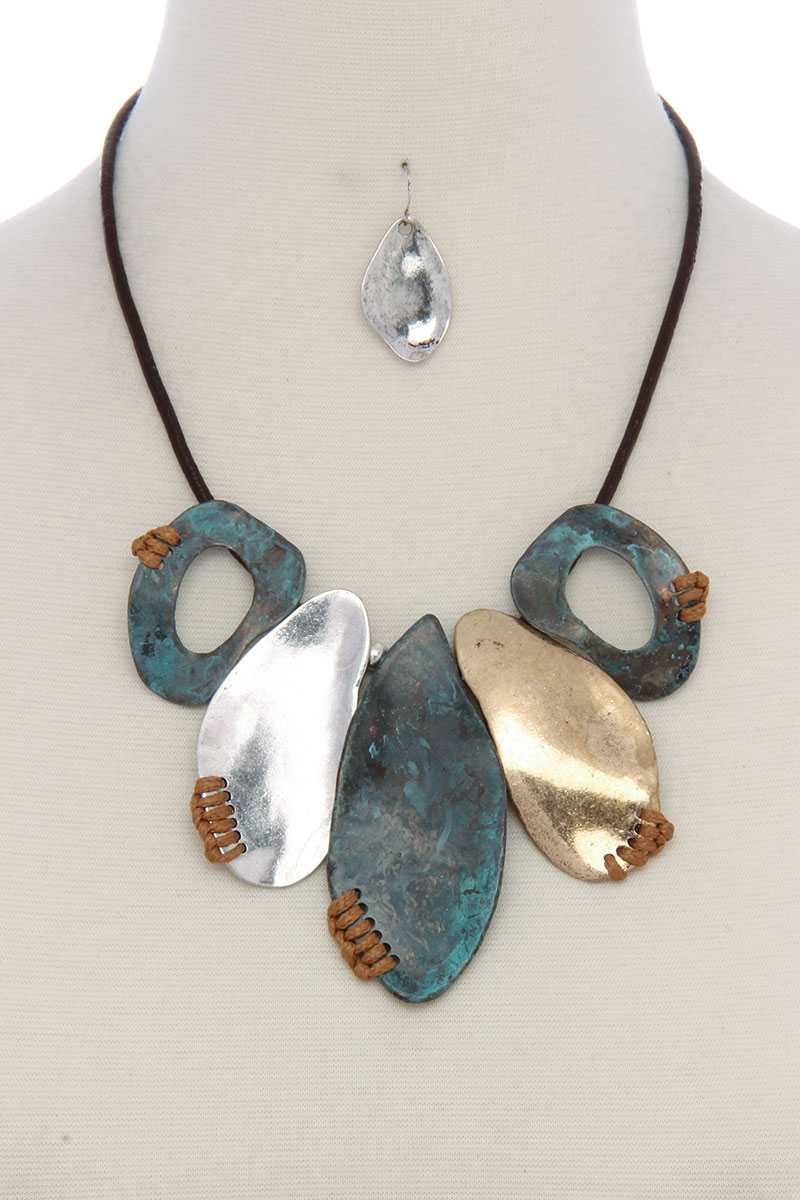 Organic shape short necklace