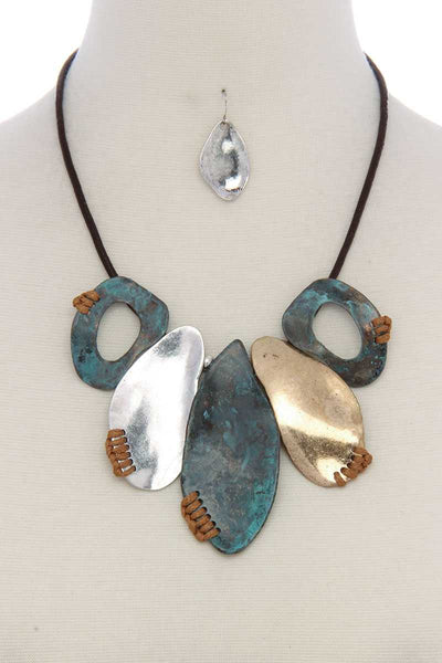 Organic shape short necklace