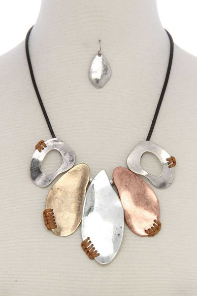 Organic shape short necklace