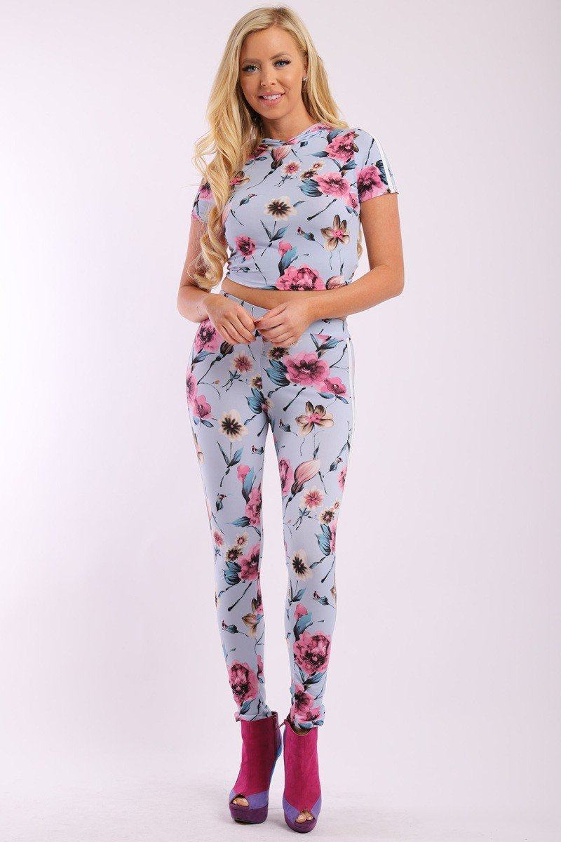 Floral Print And Striped Side Contrast 2 Pieces Set Includes A Hooded Cropped Top With Short Sleeves And A High Waist Full Leggings